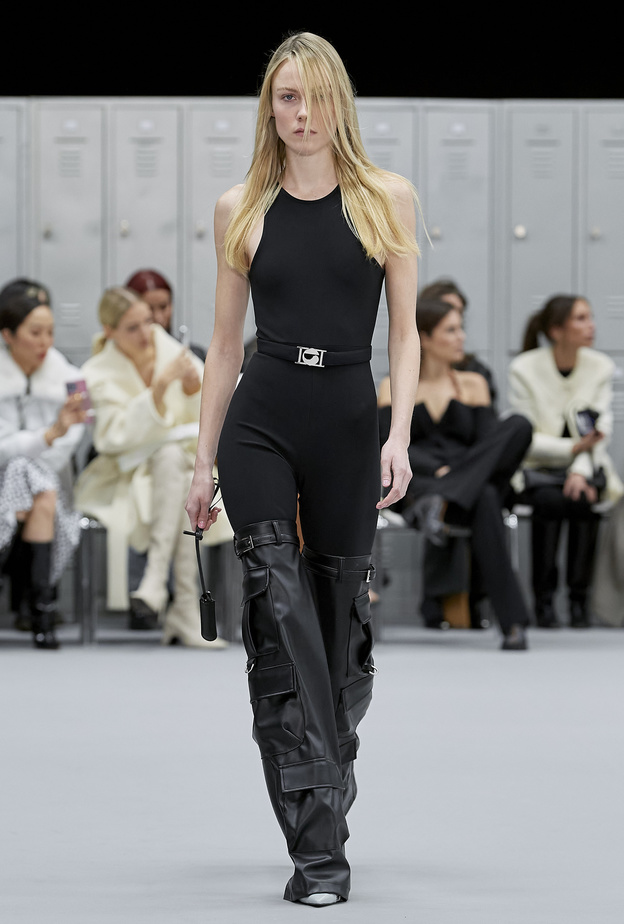 موضة الجمبسوت الأسود تضفي لمسات راقية على الإطلالات في خريف 2022