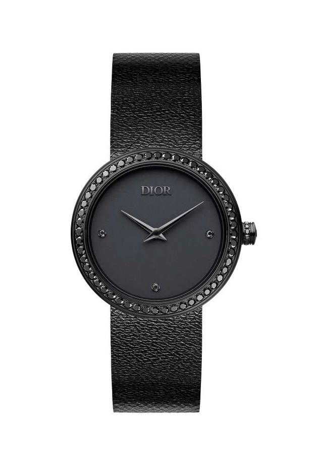 Dior تقدّم ساعة LA D DE DIOR باللون الأسود الفحمي غير اللمّاع