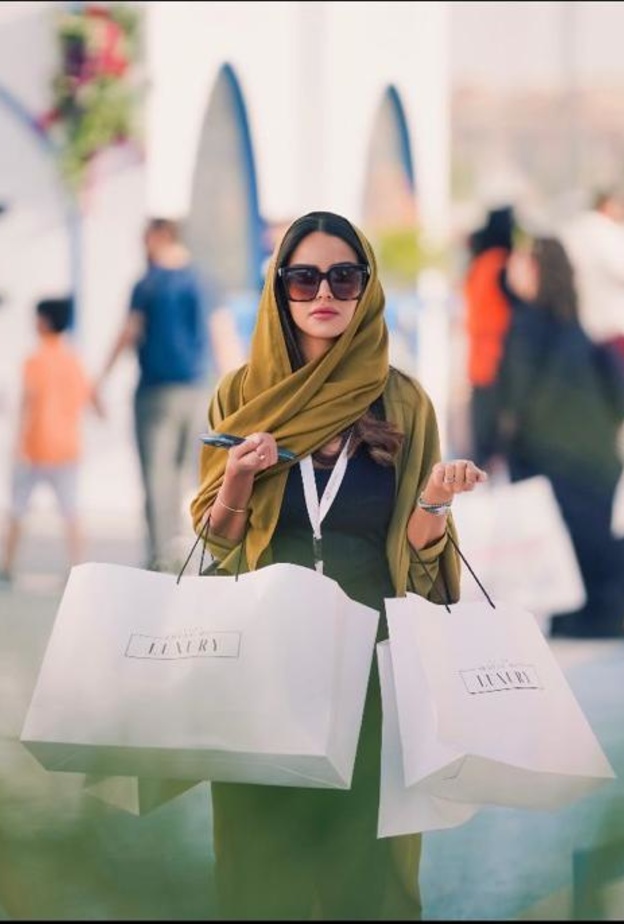 المهرجان بمشاركة نخبة من المصممين العالميين