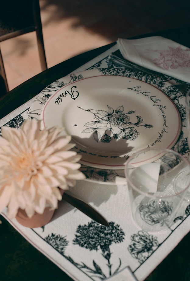 Dior Maison تقدم مجموعة La Colle Noire