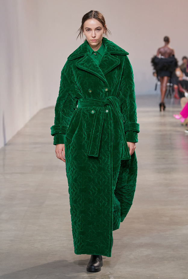 موضة المعاطف الخضراء تتخطى المألوف