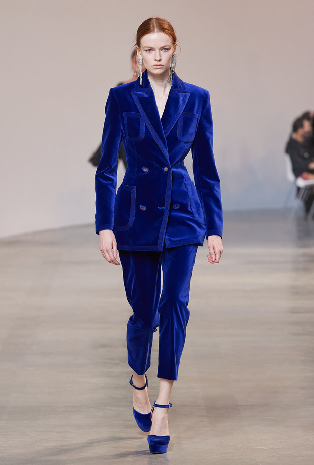 موضة البلايزر المخملية صيحة أساسية في خزانتك