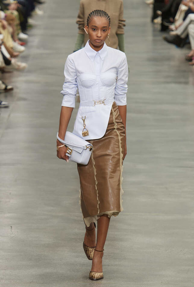 قميص أبيض لافت بتنسيق عصري مميّز من Fendi