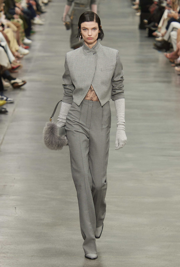 طرق تنسيق البدلات مع الجاكيت القصير لقصيرات القامة 