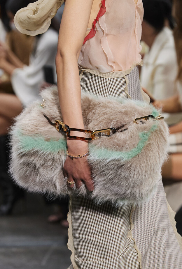 موديلات حقائب بأقمشة شتوية بأسلوب Fendi المميّز