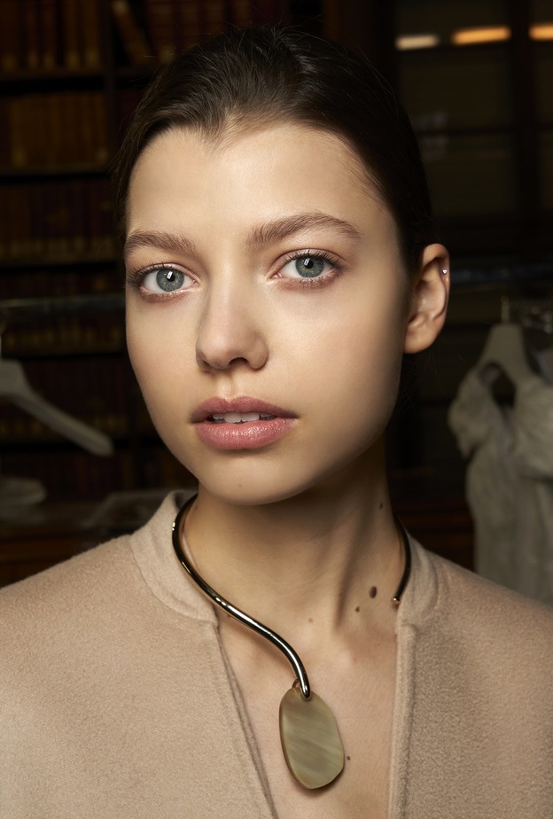 كيف نحافظ على جمال بشرتنا بطرق طبيعية في فصل الخريف؟