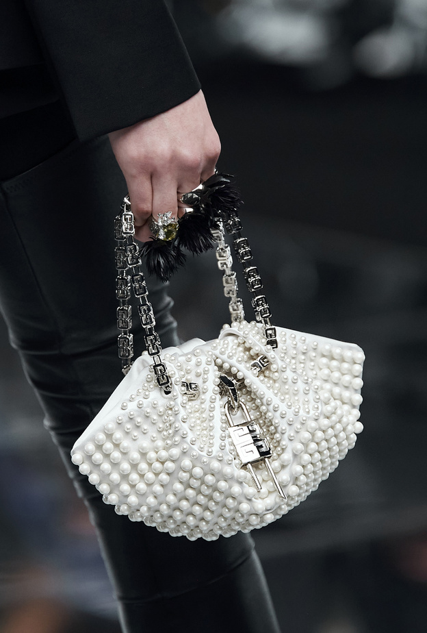 حقائب اللؤلؤ الأكثر رواجاً في شتاء 2023