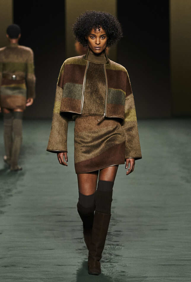 إطلالة مميّزة من Hermes تجمع تدرجات الألوان الترابية المميّزة 