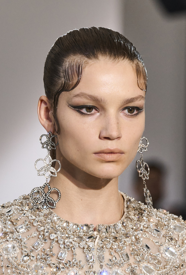 الخصل الأمامية المبعثرة على الجبين صيحة رائجة في شتاء 2022