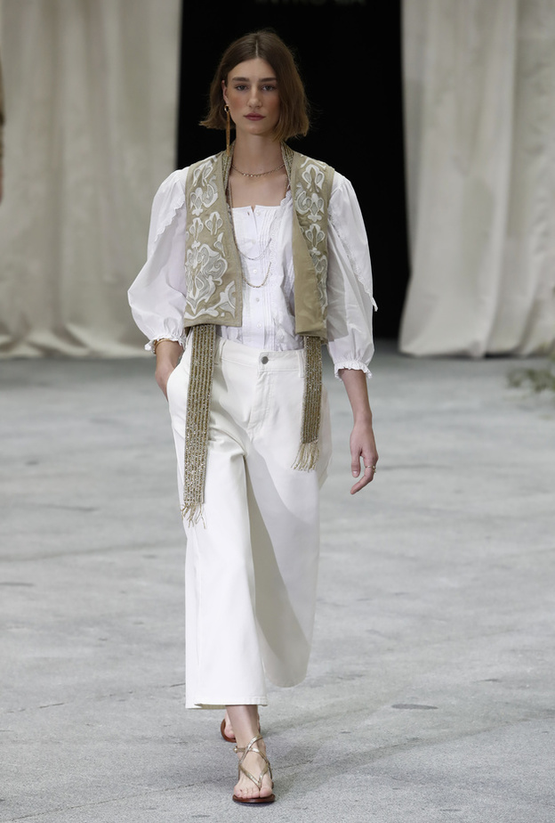 جيليه لافت بتنسيق عصري من Hoss Intropia