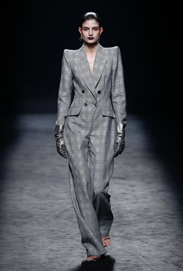 الجمبسوت صيحة خريف 2022-2023 لإطلالة أنيقة بأسلوب Isabel SAnchis