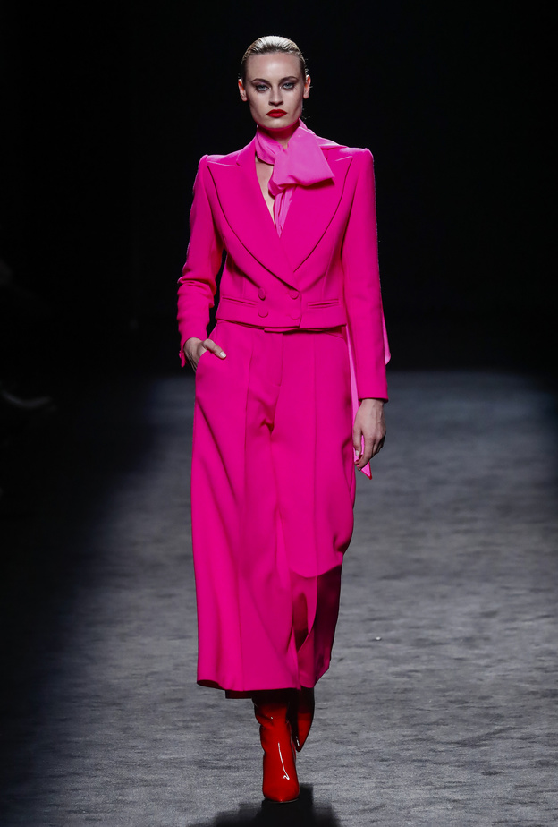 بدلات نسائية باللون الزهري لدعم مريضات سرطان الثدي