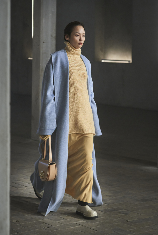 إطلالة باللون الأزرق الداكن من Bouguessa