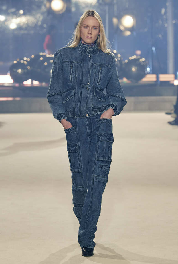 نسقي الجاكيت الجينز في إطلالاتك الخريفية لهذا الموسم للوك عصري على الموضة