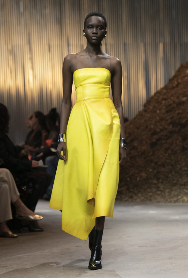 اللّون الأصفر صيحة لافتة لخريف 2022 من ALexander McQueen