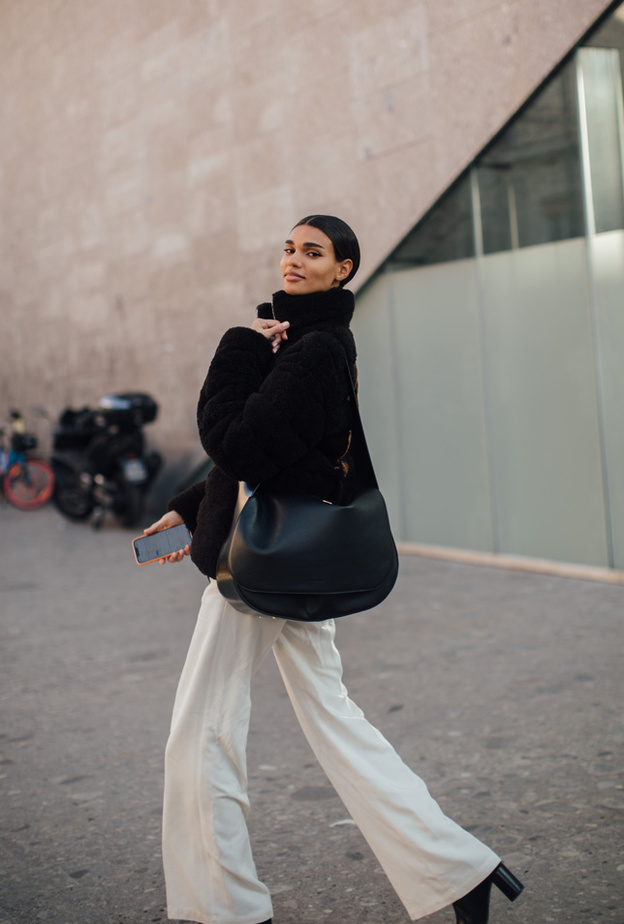 تنسيق السروال الأبيض مع بلوزة باللّون الأسود بأسلوب Street style