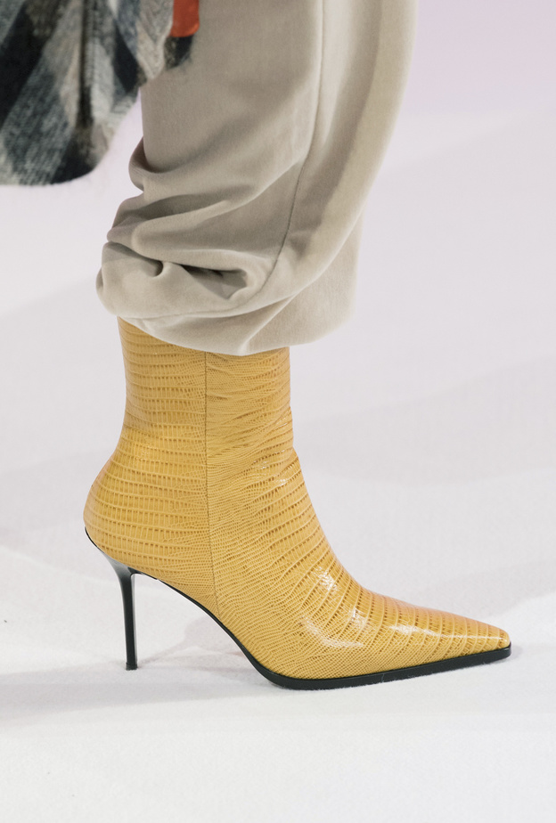موديلات أحذية عصرية بتدرجات اللون الأصفر لإطلالة ملفتة في ساعات النهار