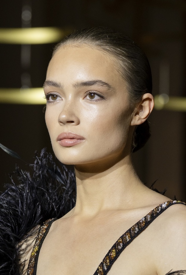 من الشفاه الى العيون ..خطوات رفع الوجه بالمكياج بحيل من خبراء الجمال