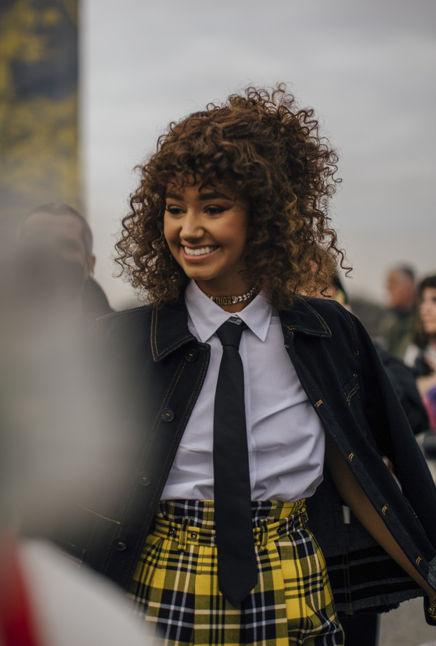 ربطة العنق أكسسوار خريفي على الموضة من إطلالات Street style