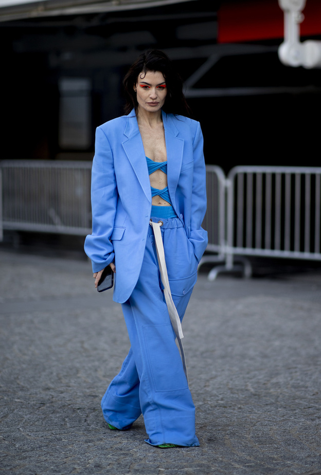 إطلالة لافتة بأسلوب المونوكروم باللّون الأزرق من Street style
