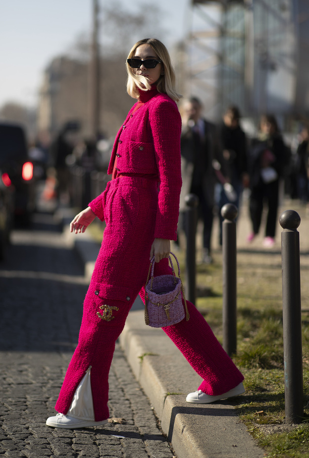 إطلالة لافتة باللّون الوردي بتنسيق لافت بأسلوب Street style