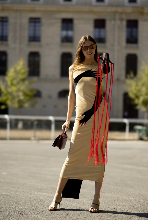 التصاميم العصرية والقصات الكاجوال عنوان أناقة الشارع في أسبوع الموضة في باريس