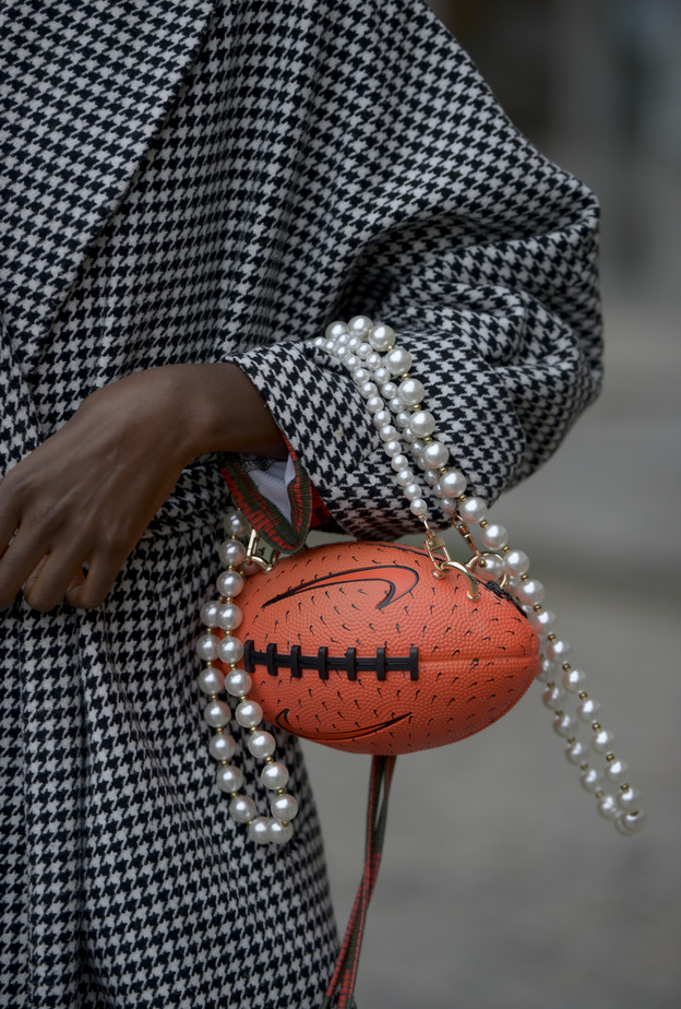 الأكسسوارات العصرية أحدث صيحات الموضة في شوارع باريس 