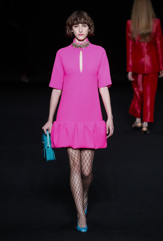 طرق تنسيق جوارب الشبك موضة هذا الموسم التي عادت للواجهة من جديد 