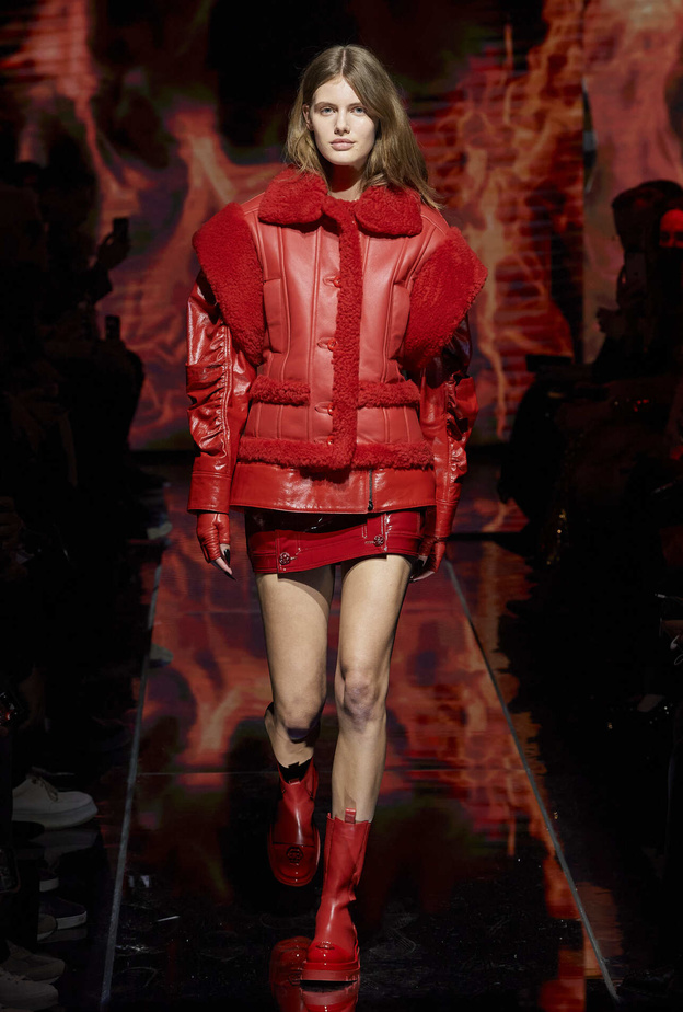 لوك أحمر لافت وجريء بتنسيق مميّز من Philipp Plein