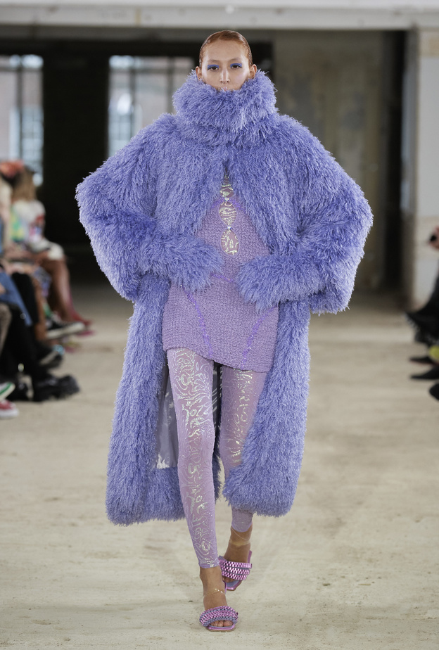 طرق اختيار معاطف الفرو الملونة ـحدث صيحات خريف وشتاء 2022-2023 وكيفية تنسيقها