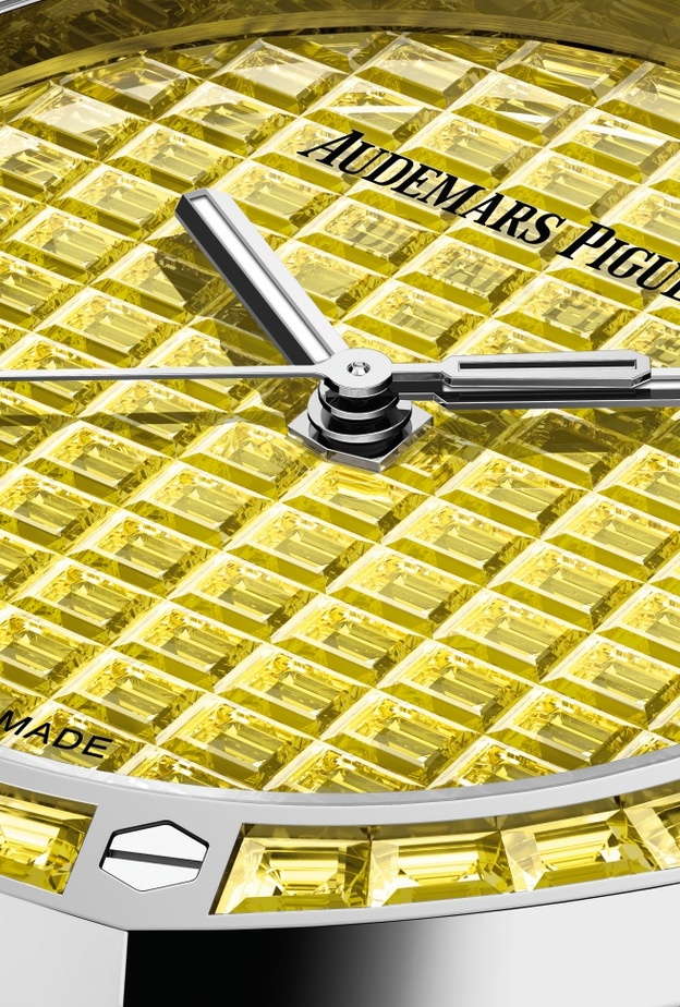 أوديمار بيغه تكشف النقاب عن طقمين من ساعة رويال أوك الأوتوماتيكية يتوهجان بأحجارٍ كريمةٍ