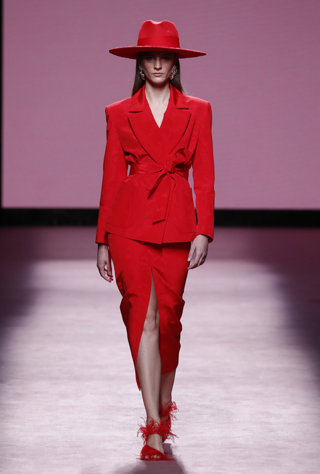 طرق تنسيق التنورة الحمراء لإطلالة أنيقة في خريف وشتاء 2022-2023