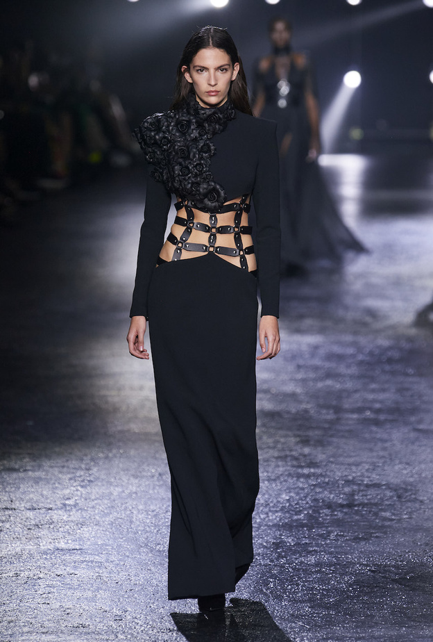 هل تجرئين على اعتماد هذه الفساتين السوداء الغريبة من مجموعات خريف 2023