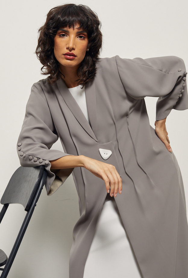 أناقة عصريّة وشبابية بعباية باللون الرمادي من تصميم عبايات WA Dubai