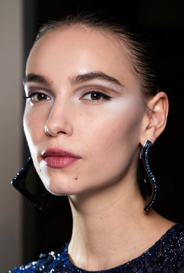 صيحات جمالية ملهمة من خشبات العرض للتألق في موسم خريف 2022