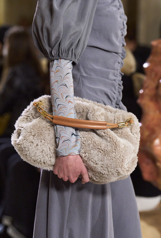 أجمل موديلات حقائب الفرو الإختيار الأساسي في شتاء 2023