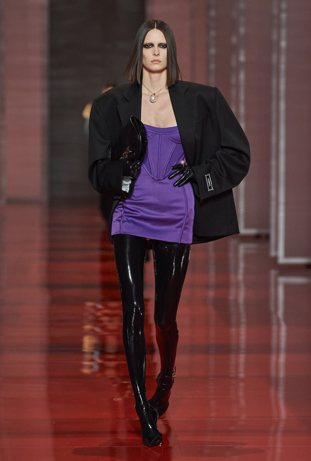 15 اطلالة من عروض خريف 2023 تهمك أجمل تنسيقات باللون البنفسجي 