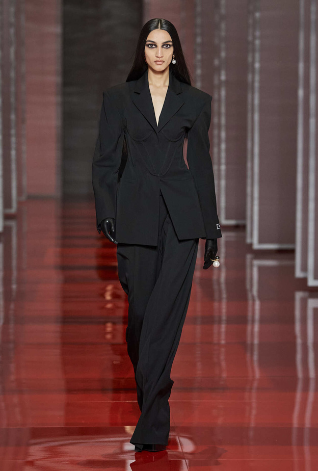 البدلة النسائية السوداء أناقة لا غنى عنها في خريف وشتاء 2022-2023