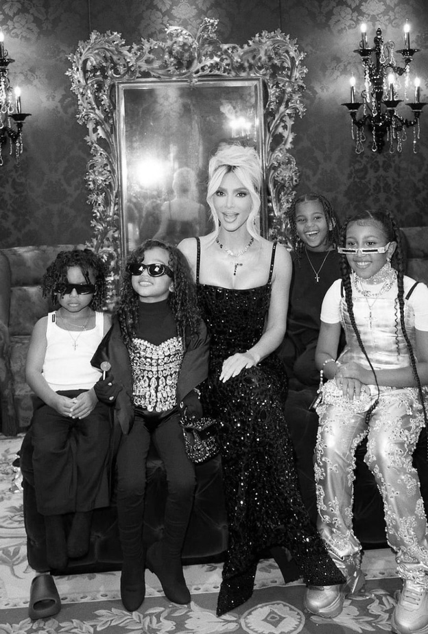 كيم كارداشيان مع أبنائها