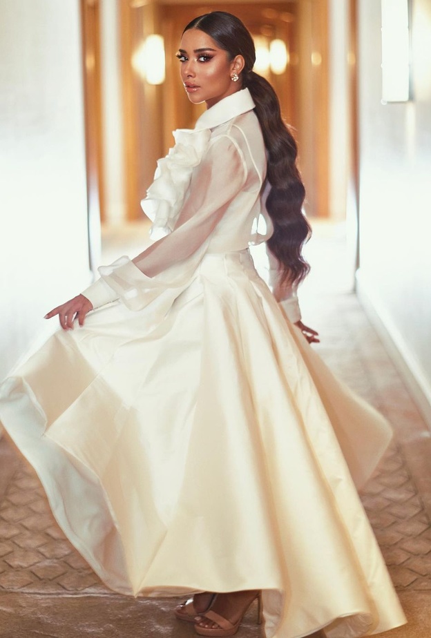 بلقيس بإطلالة بيضاء ناعمة