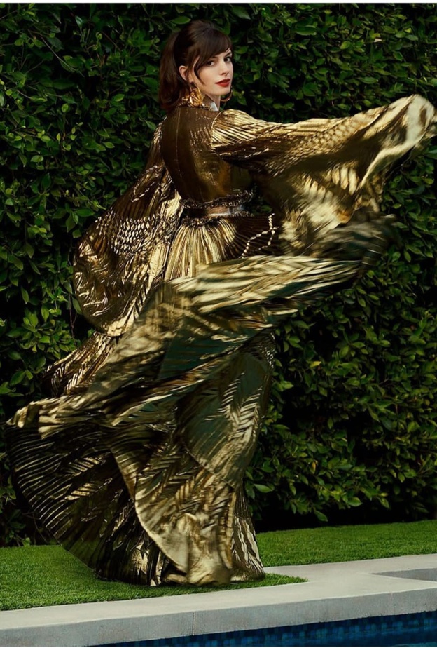 آن هاثاواي تستعرض إحدى إطلالاتها