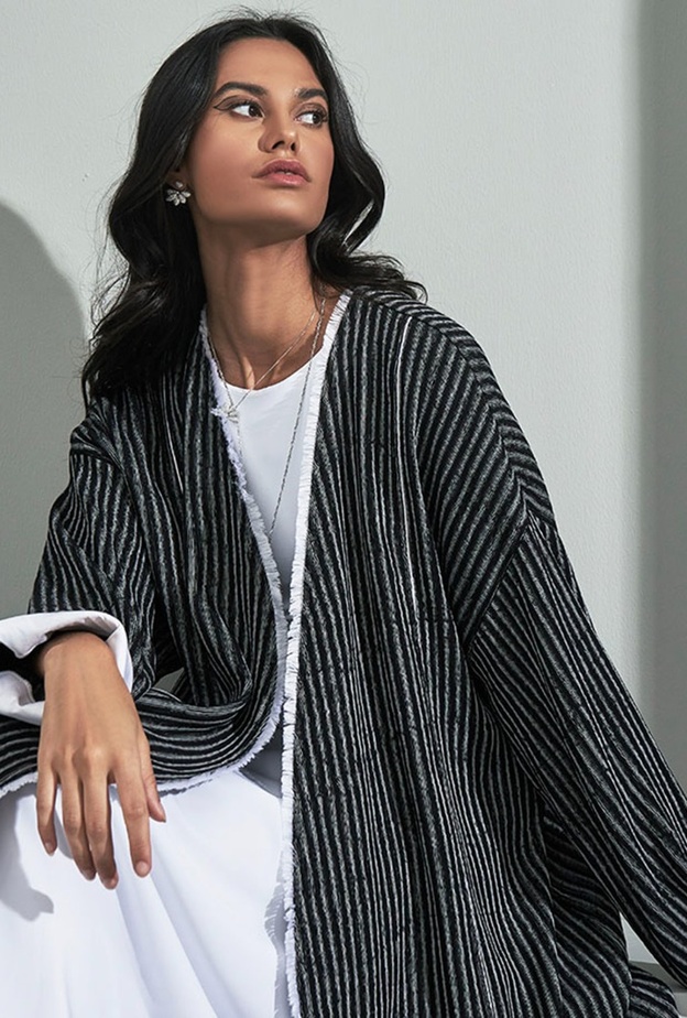 الخطوط الرفيعة بعباية شبابية باللونين الأبيض والأسود من Blanc 8.3