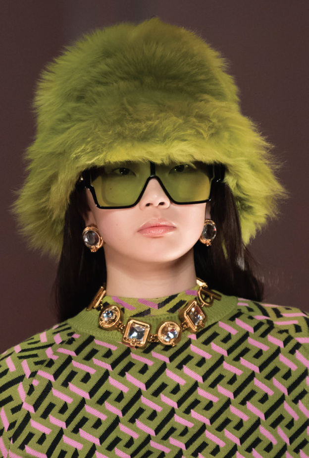 استعدّي لأبرز صيحات قبعات وحقائب الفرو من عروض أزياء خريف وشتاء 2022