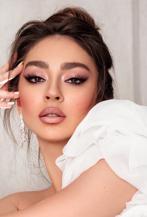  خبير التجميل خالد نايفه ل"هي": البرونزي اتجاه العرائس في كل الفصول