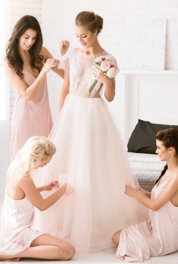 وزعي جزء من مهام مخطط واستعدادات زفافك على المقربين لديك ممن يرغبون في تقديم المساعدة