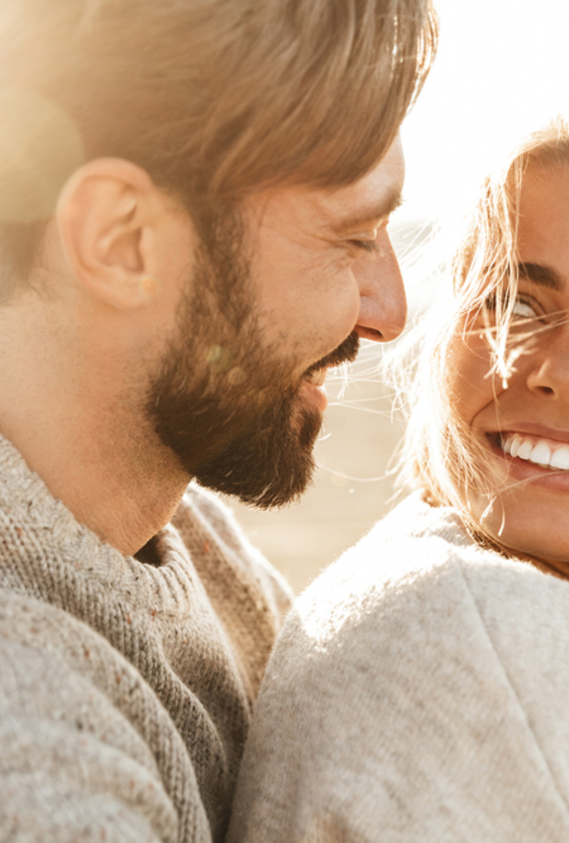 تصرفات يفعلها خطيبك تكشف مدى حبه لك