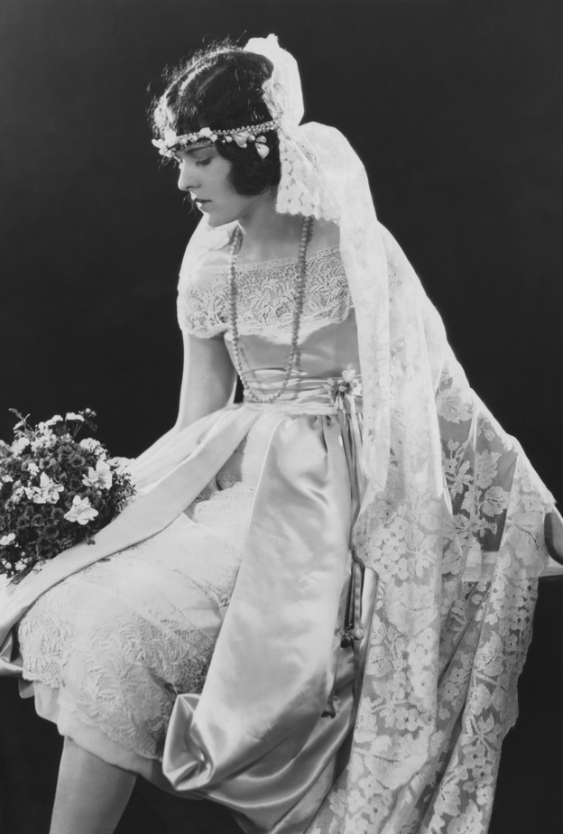  من البدلة العسكرية إلى العباءة  فالكاب... هكذا تطورّت فساتين الزفاف عبر الزمن