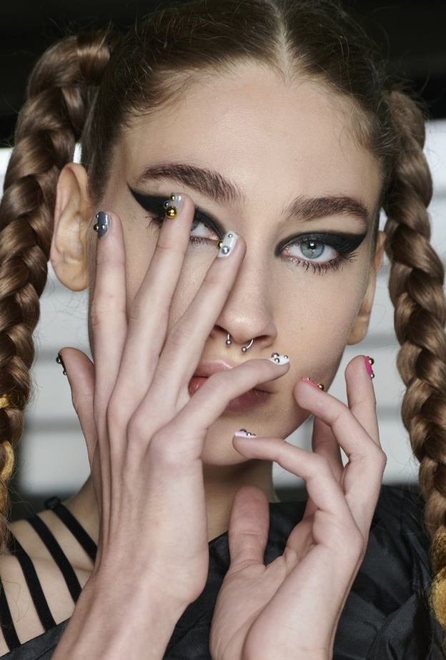 أحدث صيحات ألوان الأظافر تعرّفي عليها في أسبوع باريس لموضة ربيع 2023
