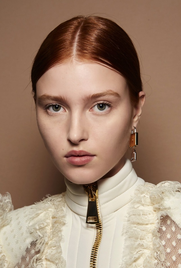 فوائد الزيوت الطبيعية للبشرة والطريقة الصحيحة لاستخدامها