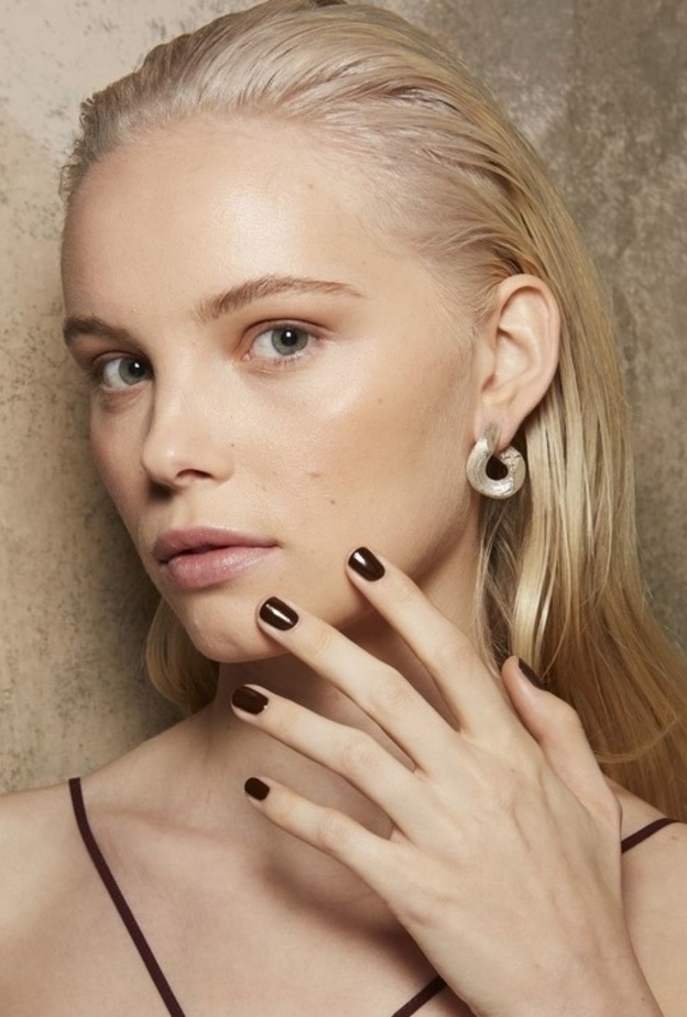 ألوان المناكير البنية صيحة رائجة في شتاء 2023.. إليك أهم النصائح لتطبيقها